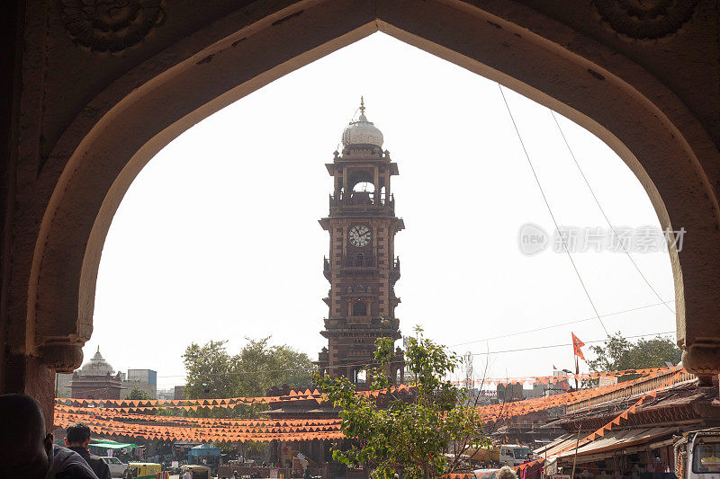 印度焦特布尔萨达尔市场拱门下的Ghanta Ghar钟楼